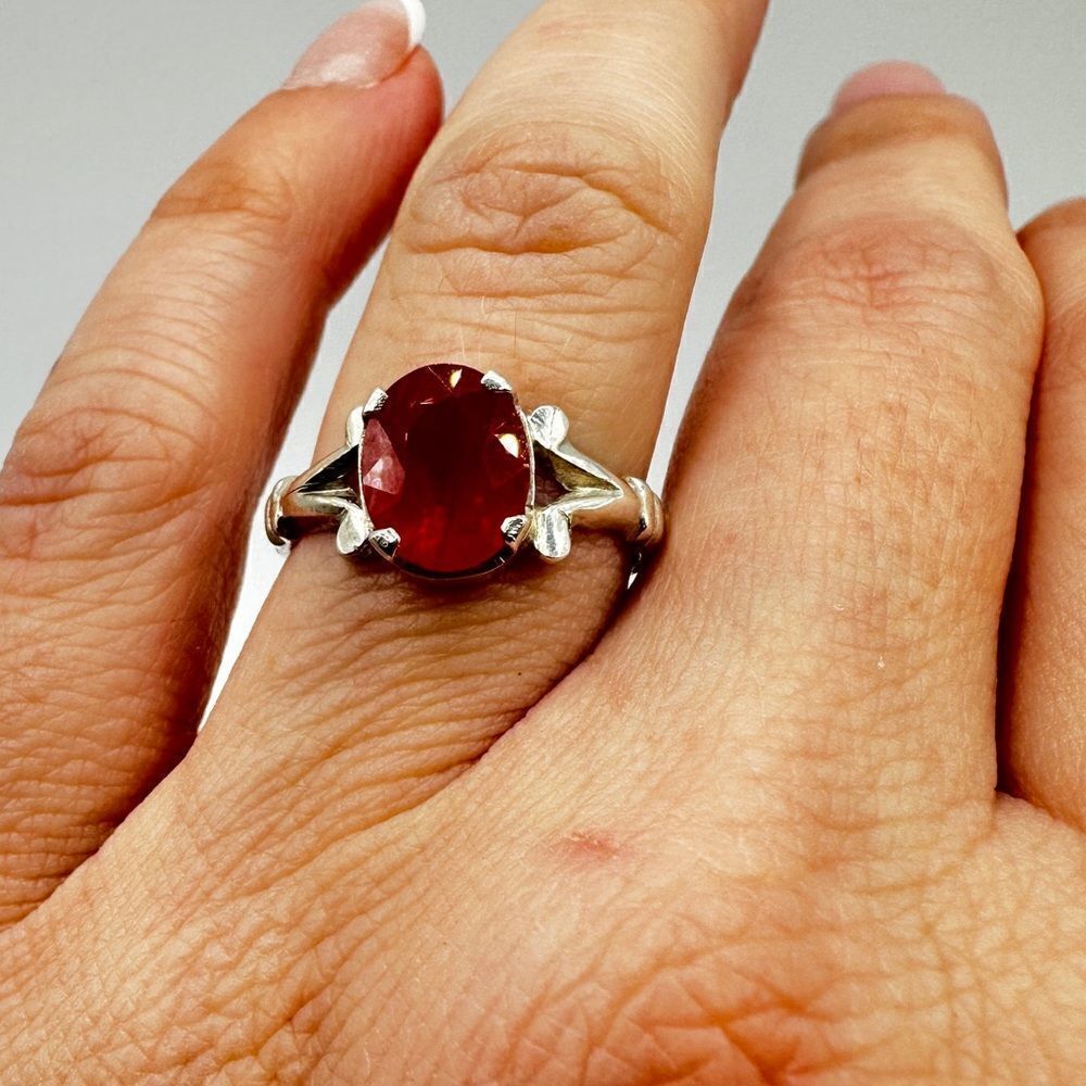 SALE!‎ Dyed faceted oval cut stone solitaire in silver tone ring! - Picture 7 of 12